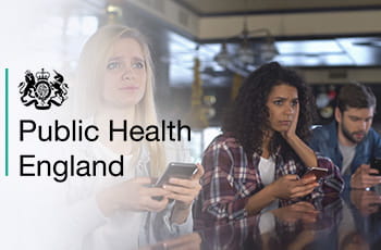 Persone preoccupate che scommettono online, logo Public Health England (PHE).