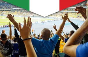 Tifosi sugli spalti di uno stadio di calcio, bandiera italiana.