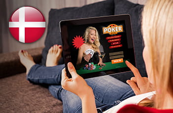 Ragazza che gioca ad un casinò online da tablet e bandiera della Danimarca.