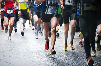 Runner che partecipano a una maratona.