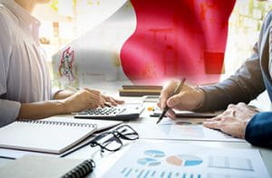 Persone che fanno calcoli e guardano statistiche e bandiera di Malta.