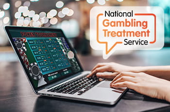 Persona che gioca ad un casinò online e logo del National Gambling Treatment Service.
