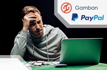 Ragazzo triste che sta giocando online, fiches da casino, logo Gamban e logo PayPal