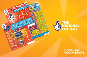 3 ticket della Lotteria Nazionale inglese, logo National Lottery, logo Gambling Commission.