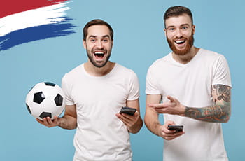 Ragazzo con in mano un pallone e uno smartphone, un altro ragazzo con in mano uno smartphone, bandiera olandese.