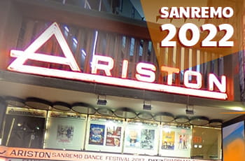 Ingresso del Teatro Ariston, logo Sanremo 2022