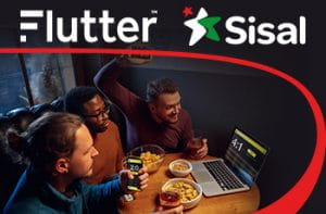 Tre ragazzi al tavolino di un pub che scommettono online, logo Flutter e logo Sisal