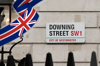 Targa della via Downing Street SW1 e bandiera inglese