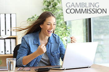 Ragazza che esulta davanti al pc e logo Gambling Commission