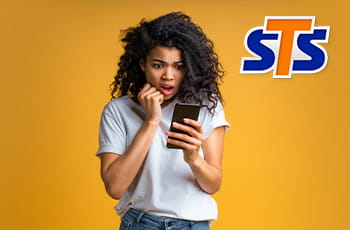 Ragazza che guarda smartphone preoccupata, logo STS