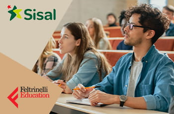 Ragazzi in un'aula universitaria, logo Sisal, logo Feltrinelli Education