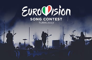 Gruppo di musicisti sul palco, logo Eurovision Song Contest Turin 2022
