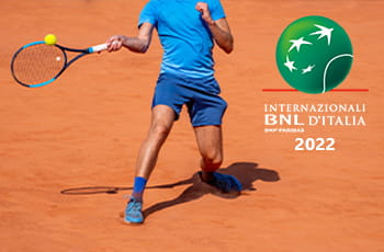 Tennista in azione, logo Internazionali BNL d'Italia 2022