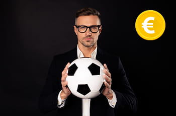 Uomo elegante con in mano un pallone, simbolo dell'Euro