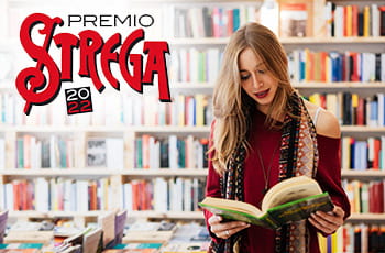 Ragazza in una libreria, logo Premio Strega 2022