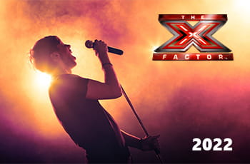 Cantante sul palco, logo X-Factor 2022