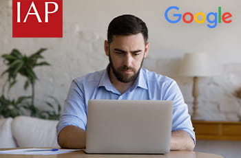 Persona al computer, logo IAP, logo Google