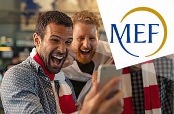 Due ragazzi con lo smartphone, logo MEF