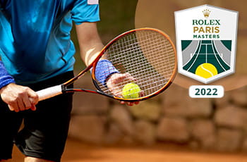 Tennista in battuta, logo Rolex Paris Masters 2022