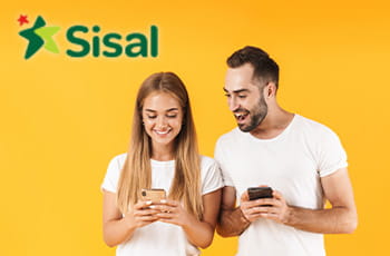 Un ragazzo e una ragazza con in mano uno smartphone, logo Sisal