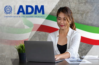 Ragazza al pc, bandiera italiana, logo ADM
