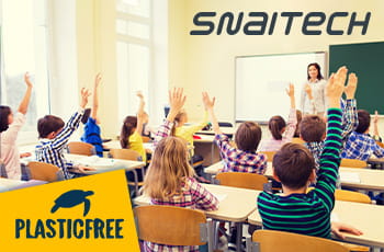Bambini in un'aula scolastica, logo Snaitech