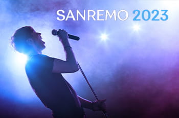 Cantante su un palco, logo Sanremo 2023