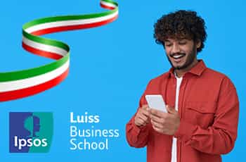 Ragazzo con smartphone in mano, bandiera italiana, logo Ipsos, logo Luiss