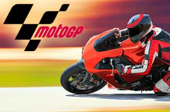 Pilota di MotoGp in gara, logo MotoGP