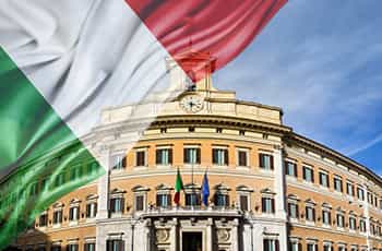 Immagine di Montecitorio e bandiera italiana