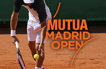 Tennista in azione, logo Mutua Madrid Open 2023