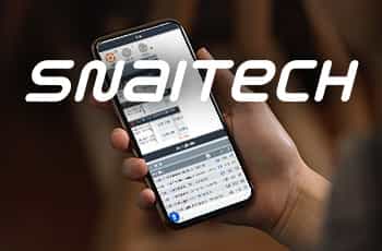 Mano con in mano uno smartphone sul sito SNAI, logo SNAITECH