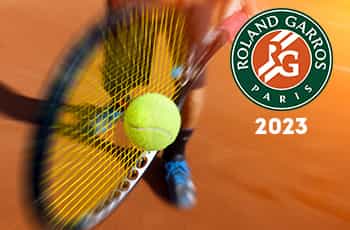 Tennista in azione, logo Roland Garros 2023