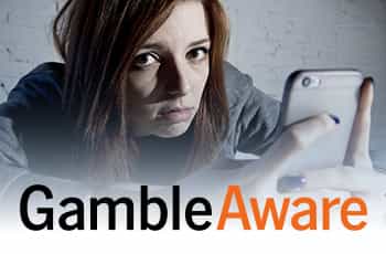 Donna triste con in mano uno smartphone, logo GambleAware