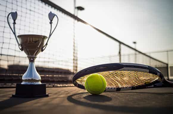 Coppa, racchetta e pallina da tennis