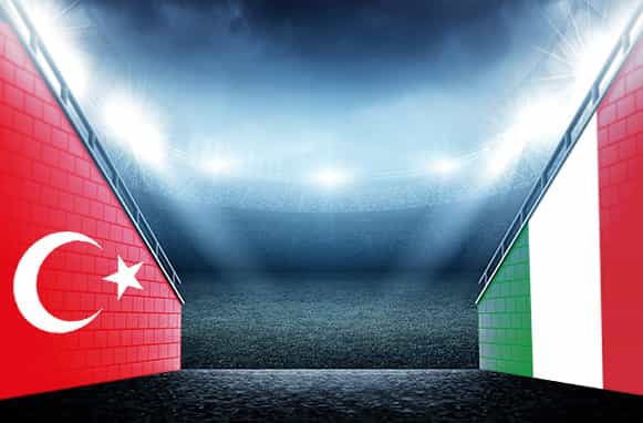 Entrata stadio di calcio, bandiera turca e bandiera italiana