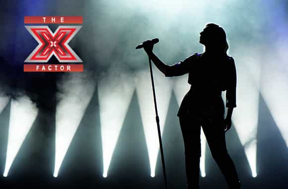 Cantante sul palco, logo X-Factor