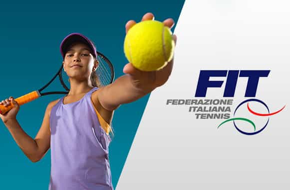 Bambina con racchetta e pallina da tennis, logo FIT