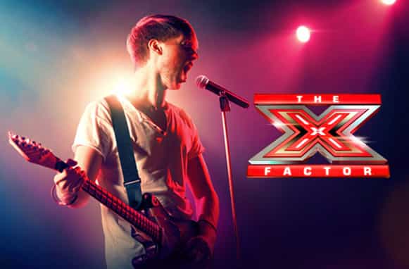 Cantante su un palco, logo X Factor