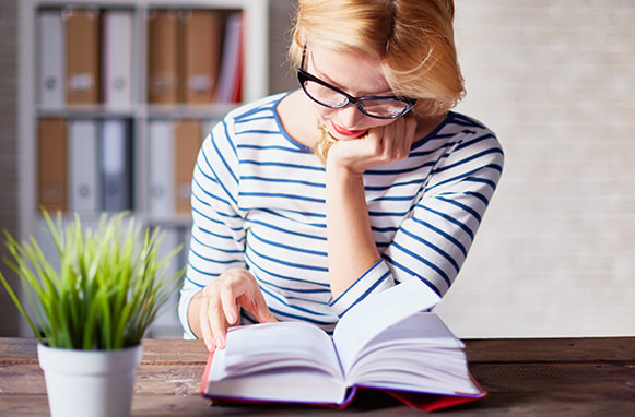 Ragazza che legge un libro