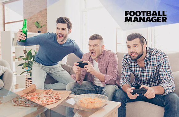 Ragazzi che giocano con una console, logo Football Manager 2024