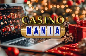 Laptop, pacchi di Natale e logo CasinoMania