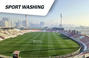 Stadio in Arabia e scritta 'Sport washing'