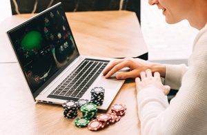 Laptop, fiches e poker online