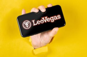 Cover smartphone con logo di LeoVegas