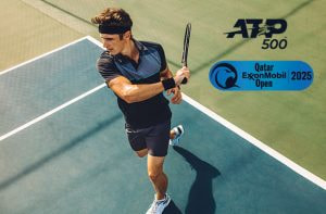 Tennista in azione, logo Qatar Open 2025