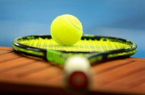 Racchetta e pallina da tennis
