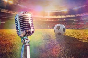 Un pallone da calcio e un microfono