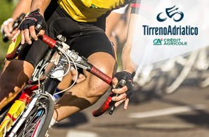 Ciclista e logo Tirreno-Adriatico
