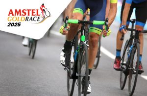 Ciclista in gara e logo Amstel Gold Race